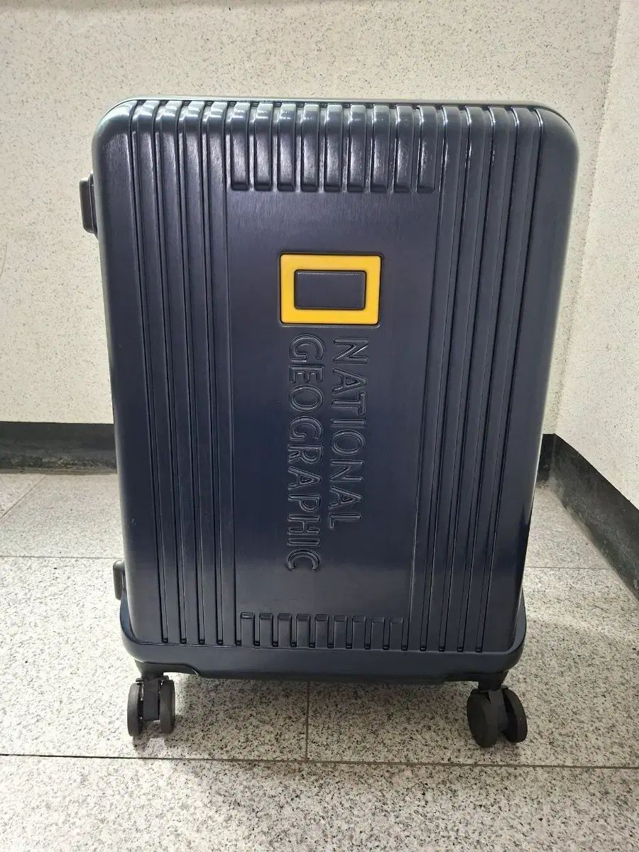 NATIONALGEOCRAPHIC ナショナルジオグラフィック ネイビー キャリアー 24インチ 拡張型 出品
