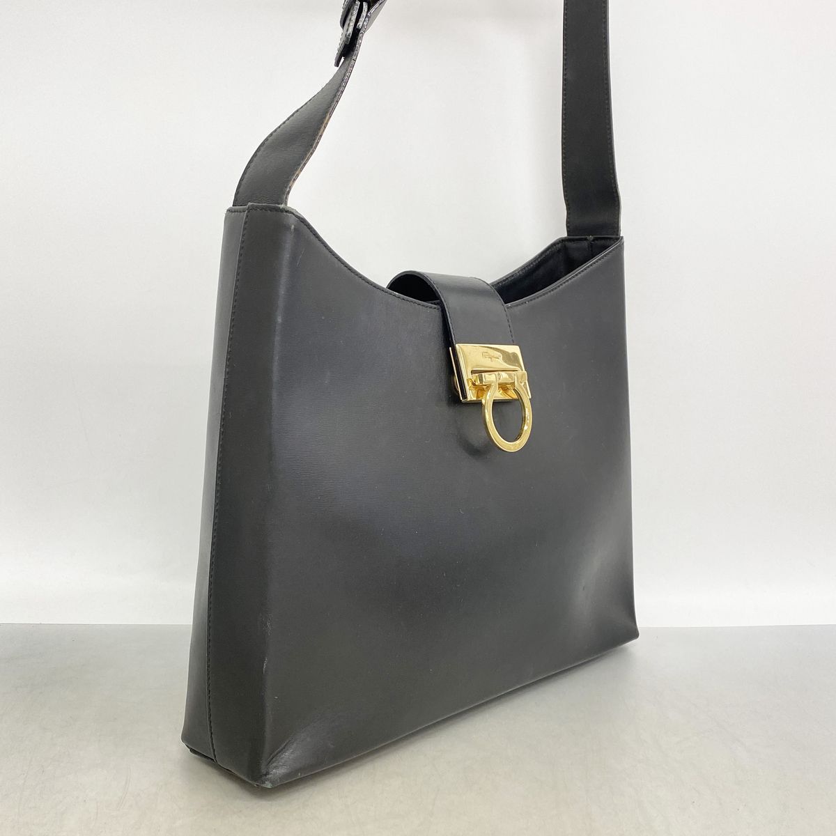 【6ge5800】サルヴァトーレフェラガモ ショルダーバッグ ガンチーニ レザー ブラック ゴールド金具【中古】レディース