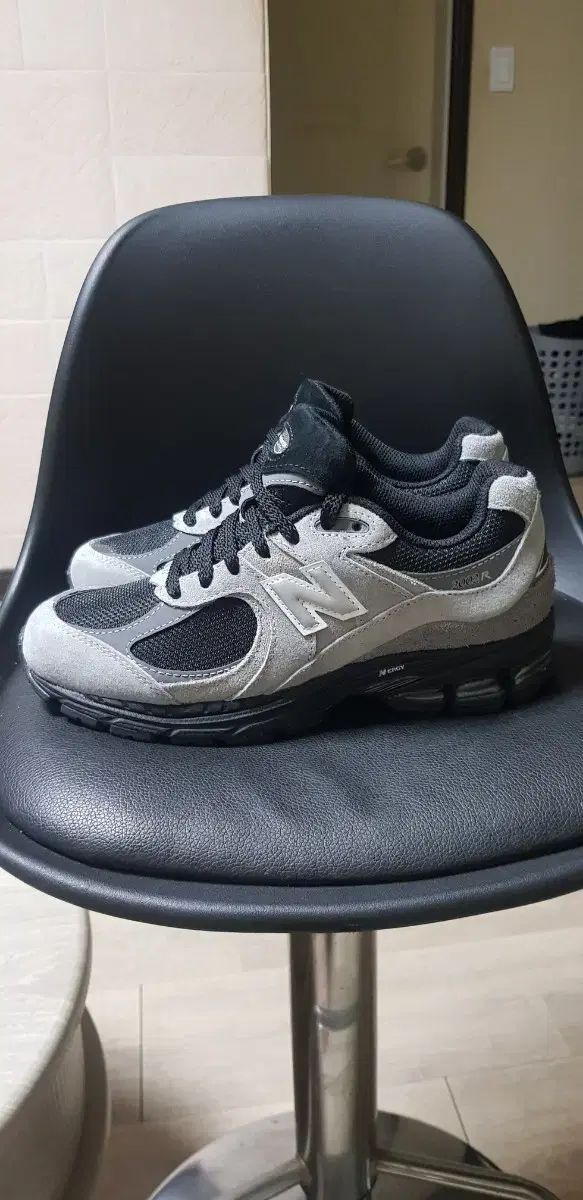 ニューバランス 2002R グレー ブラック 225 8,439円