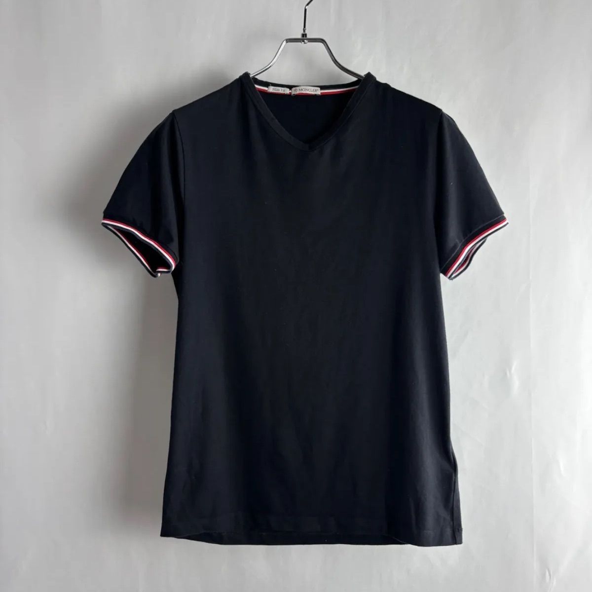 MONCLER モンクレール Vネック Tシャツ ワッペンロゴ ブラック Slim Fit 6,688円