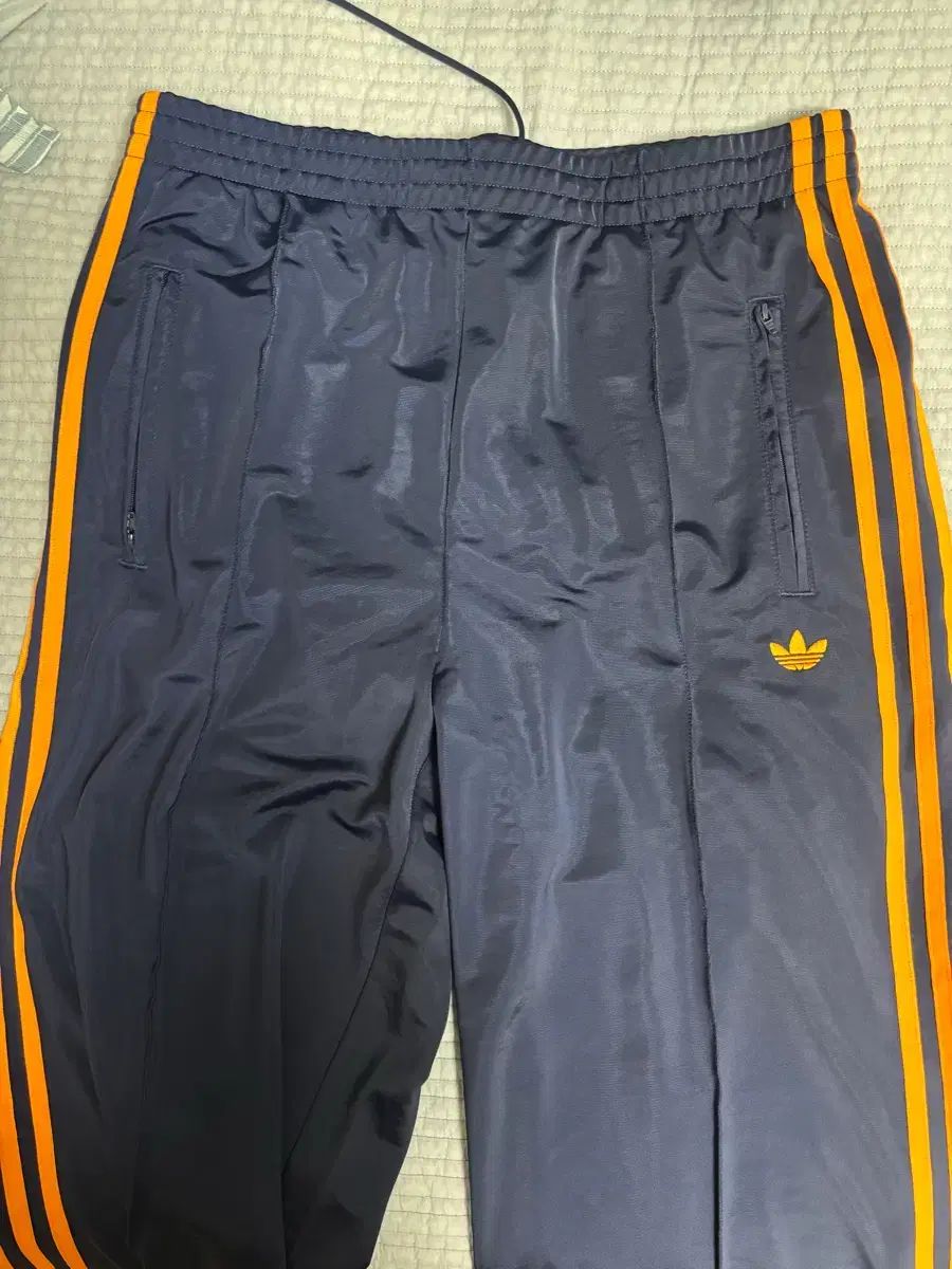 20万円)アディダス ルーズ トラックパンツ
