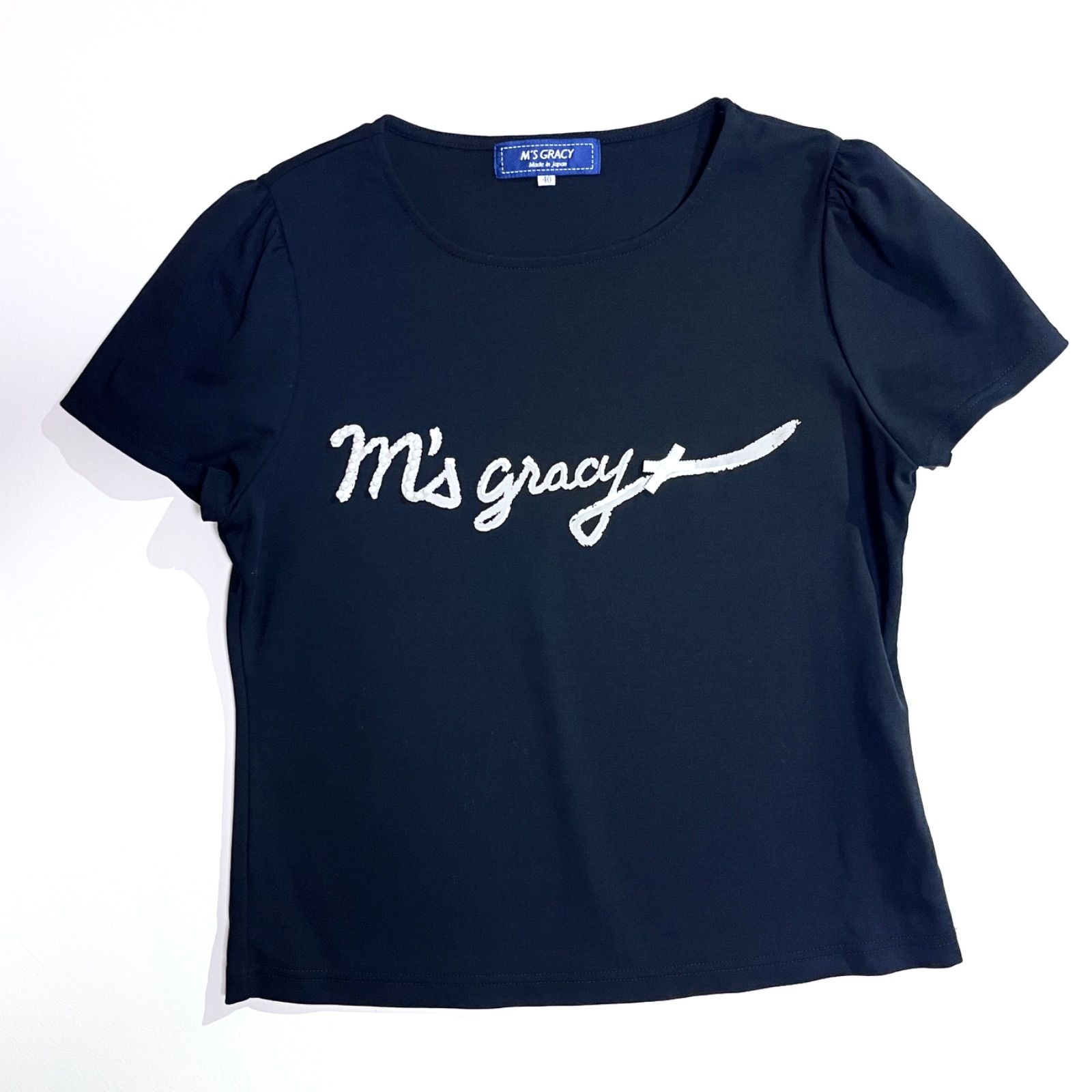 kS94 M'S GRACY 2025SS パール付きロゴカットソー ロゴ Tシャツ リボン