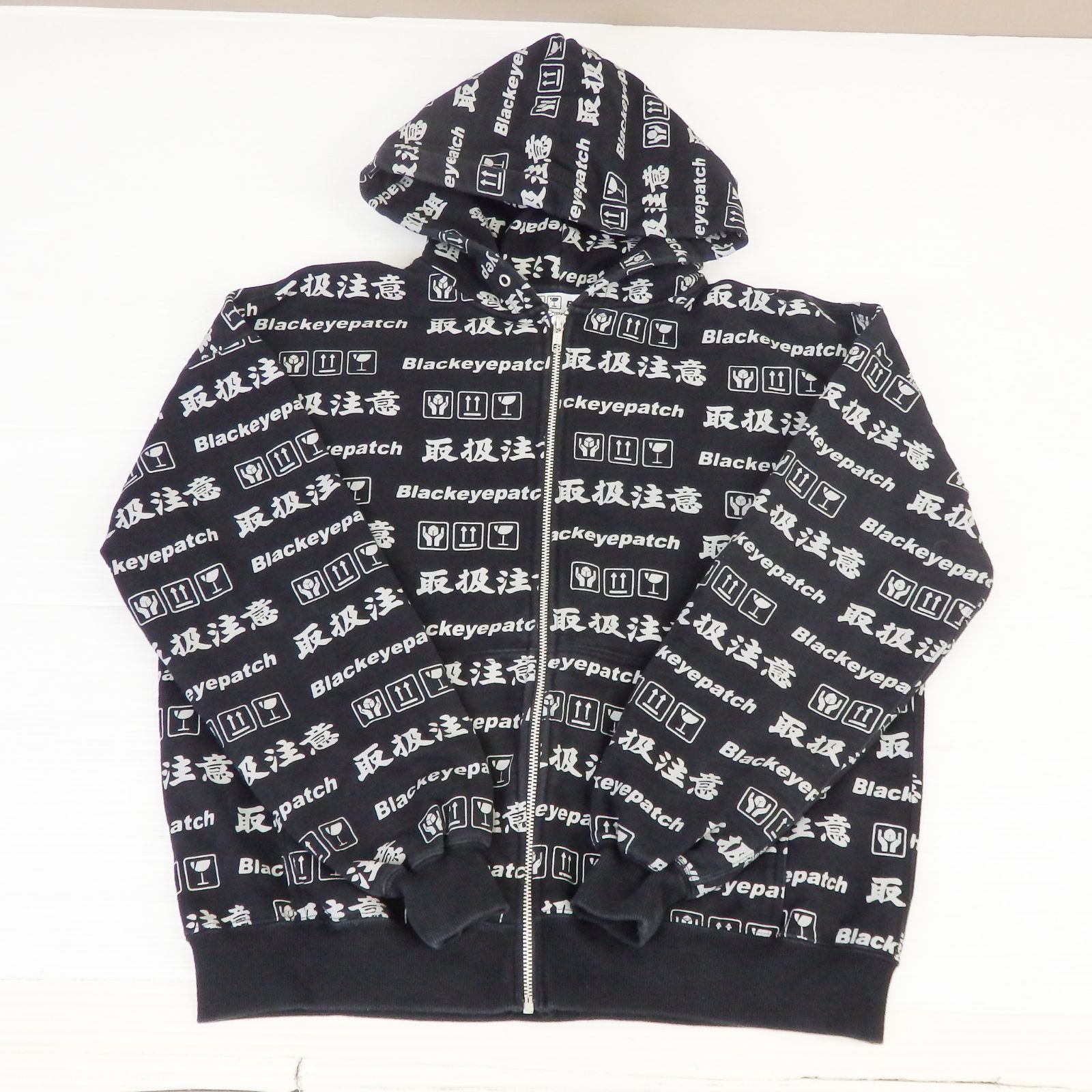 CO5642 BlackEyePatch ブラックアイパッチ 取扱注意 ジップアップパーカー サイズS 総柄 ロゴ