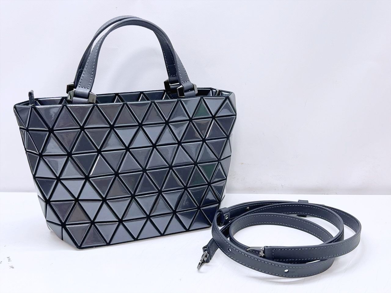 現行　未使用保管　 ISSEY MIYAKE　イッセイミヤケ　BAO BAO　バオバオ　CRYSTAL GLOSS　クリスタルグロス　2WAY　ハンドバッグ　ダークグレイ BB61AG303