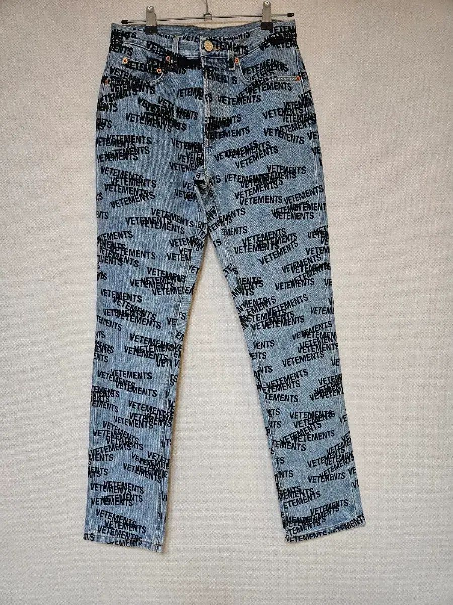 VETEMENTS ヴェトモン オールオーバ ロゴ ジーン デニム パンツ 40,895円