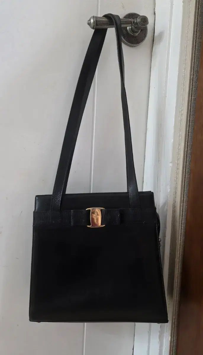 FERRAGAMO フェラガモ ブラック ゴールド ショルダーバッグ