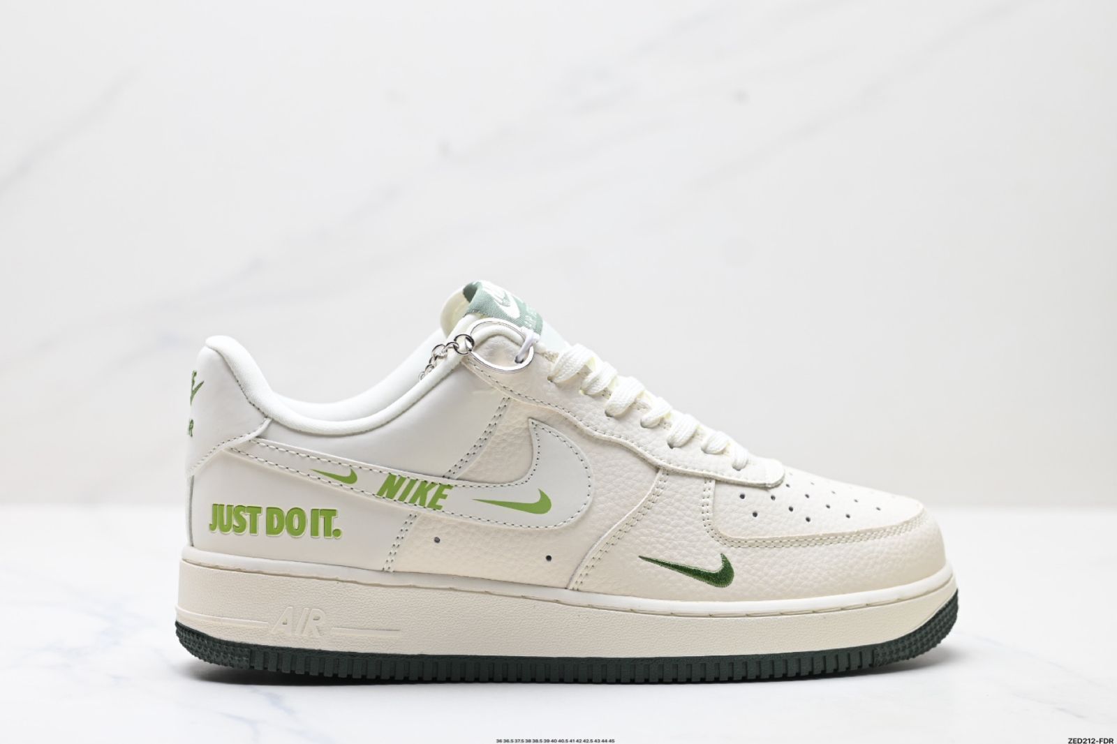 ナイキ（NIKE）エアフォース 1‘07 LV8、純正なロートップエアフォースのシルエットを作り出す。 14,400円