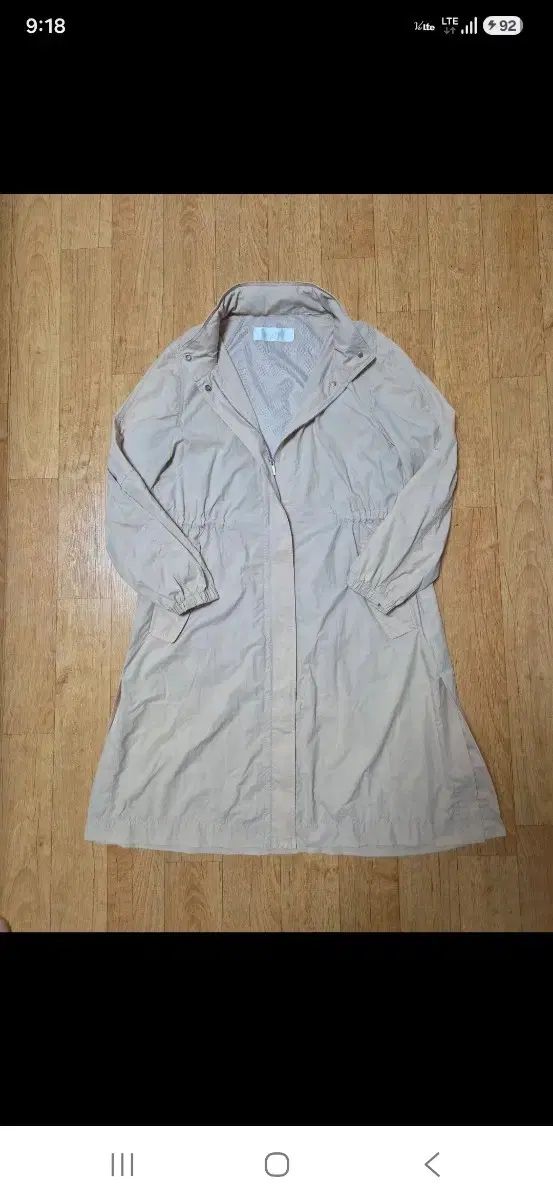 (百貨店購入/ほぼ新品/ババファッション) IZZAT BABA イザットババ 薄い生地の防水防風トレンチコート ジャケット ロング丈 ベージュ 66サイズ 10,735円