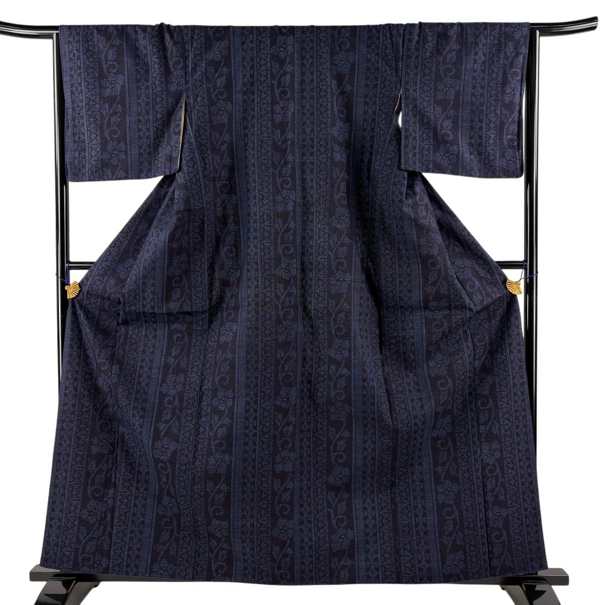 結城紬 身丈162cm 裄丈65cm M 袷 本場結城紬 井上商事 証紙 花唐草 亀甲絣 濃紺 正絹 逸品 【中古】