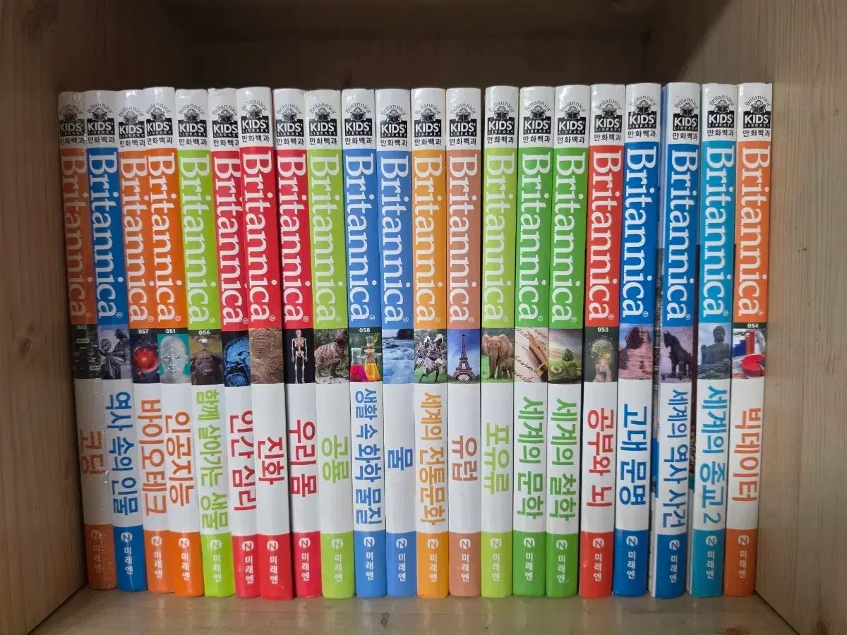 ブリタニカ漫画BOOK 70巻 + ワークBOOK 50巻 (ほぼ新品の本)