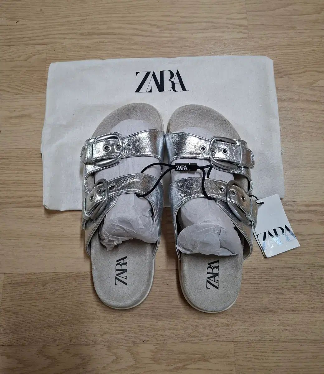 ZARA シルバー バックル ストラップ サンダル 240 (新品)