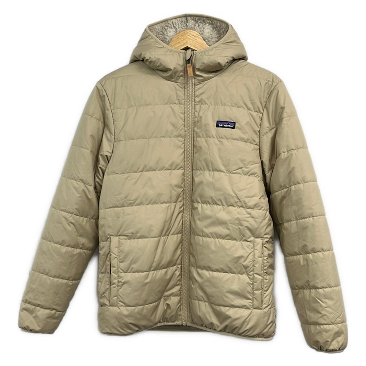 Patagonia(パタゴニア) ブルゾン レディース - ベージュ×アイボリー 長袖/リバーシブル/ジップアップ/中綿/冬