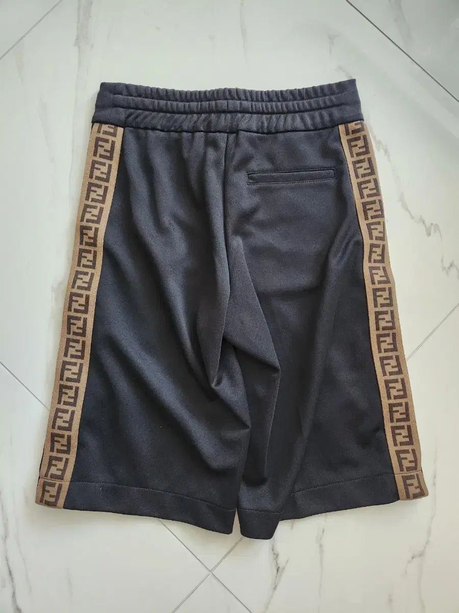 フェンディキッズ FF ロゴ ハーフパンツ ブラック 10A