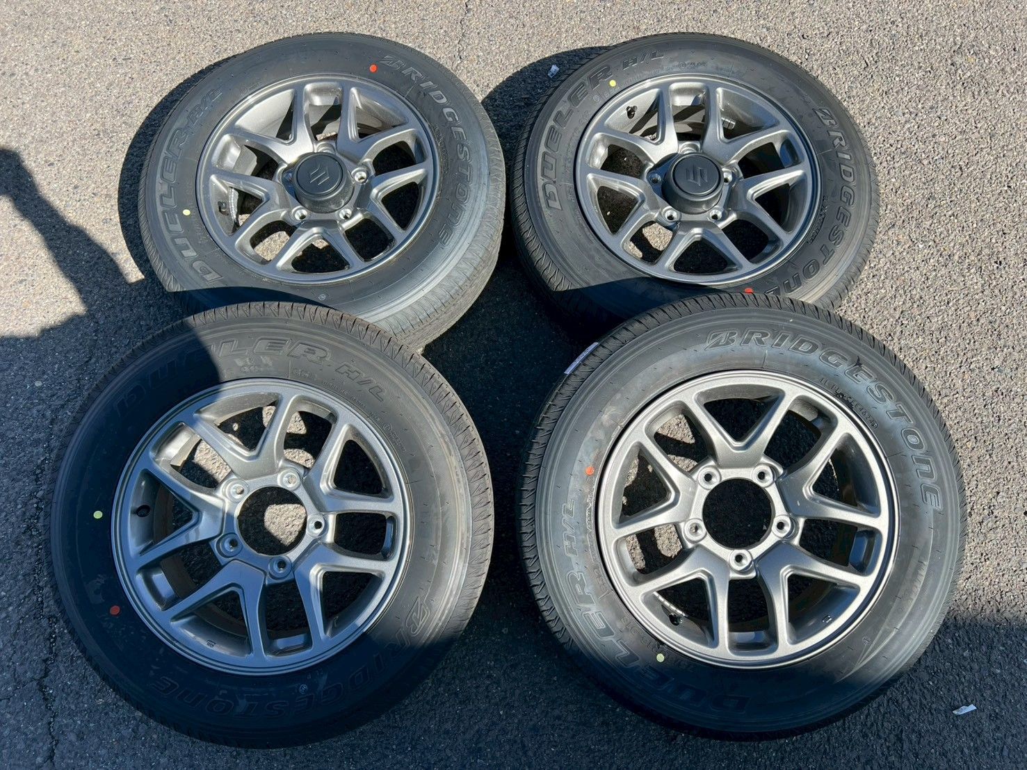 新車外し 走行65km | 2024年式 ジムニーJB64 純正アルミホイールとタイヤ4本 | 16×5.5J +22 139.7 5H・175/80R16　YHJIM-480