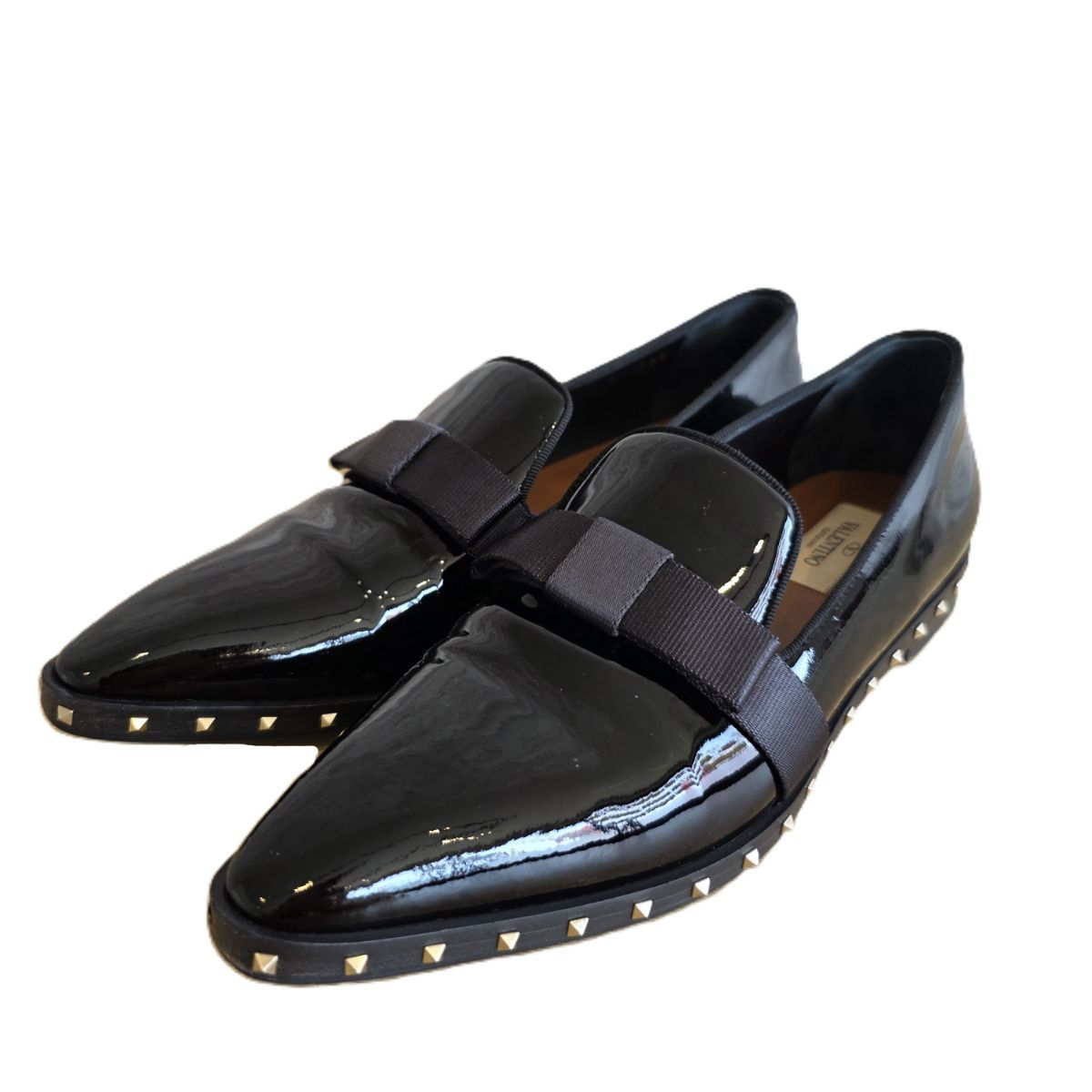 Valentino Garavani ヴァレンティノ・ガラヴァーニ スタッズ リボン ポインテッドトゥ ローヒール　フラット 23.5cm ローファー レディース 13138 エナメル パテントレザー ブラック シルバー 中古