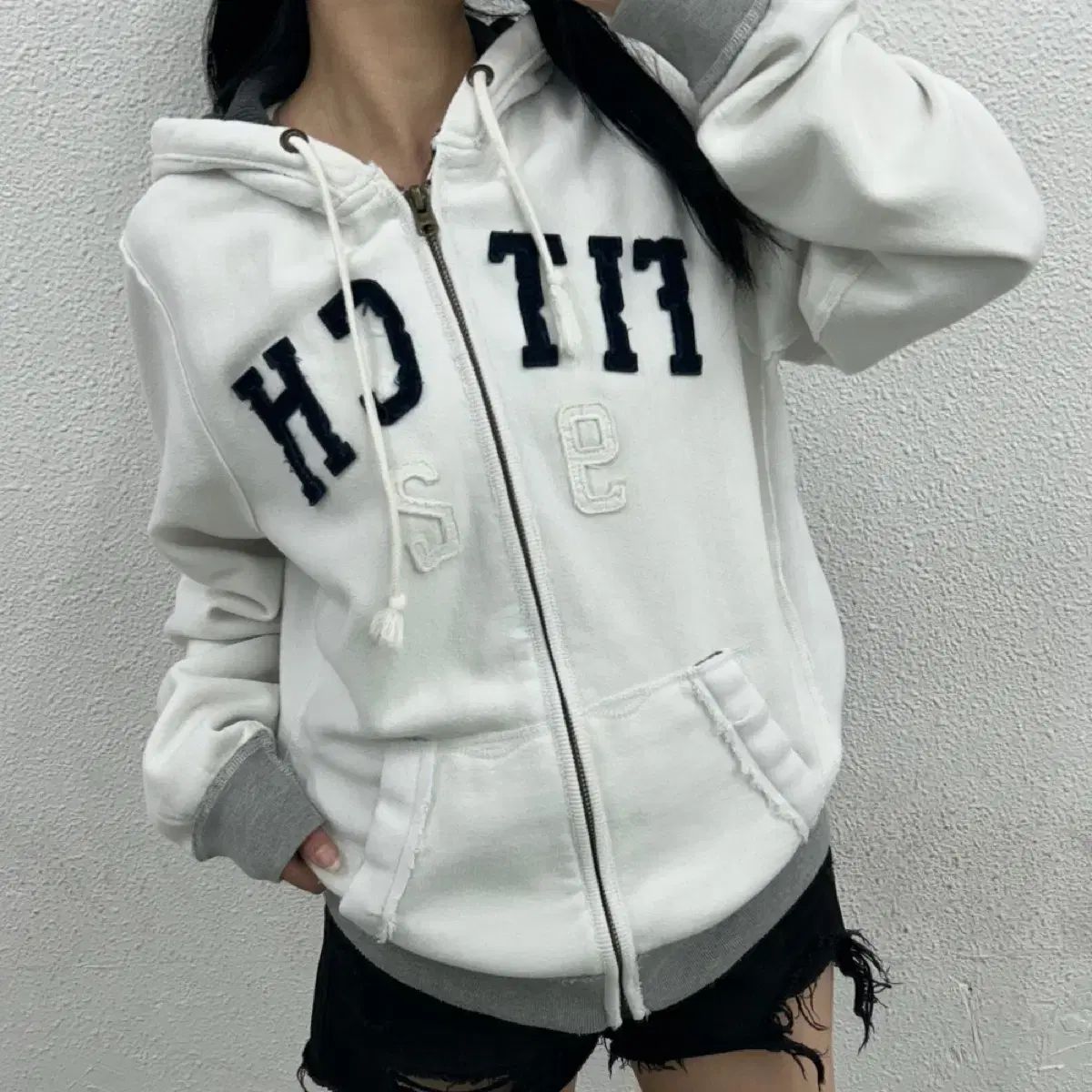 アバクロンビー センターロゴ 白 ジップアップ M