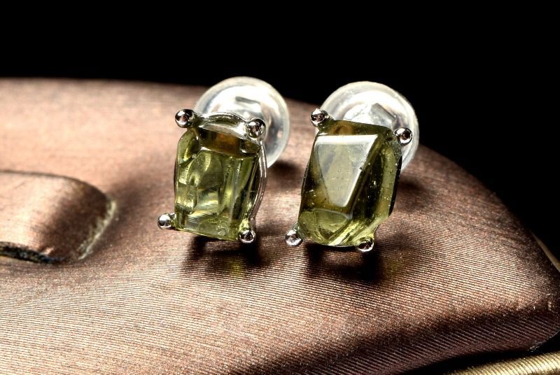 【１点物】SA級☆宇宙の神秘 シルバー925 モルダバイト　7x5mm　ピアス パワーストーン 天然石 _PD3673