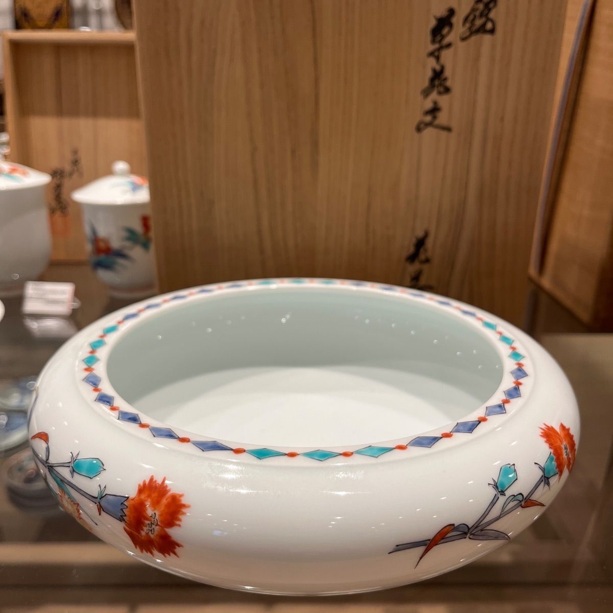 十三代　酒井田柿右衛門　花文　花器　共箱　幅約21cm タサオ　新K8-0803☆