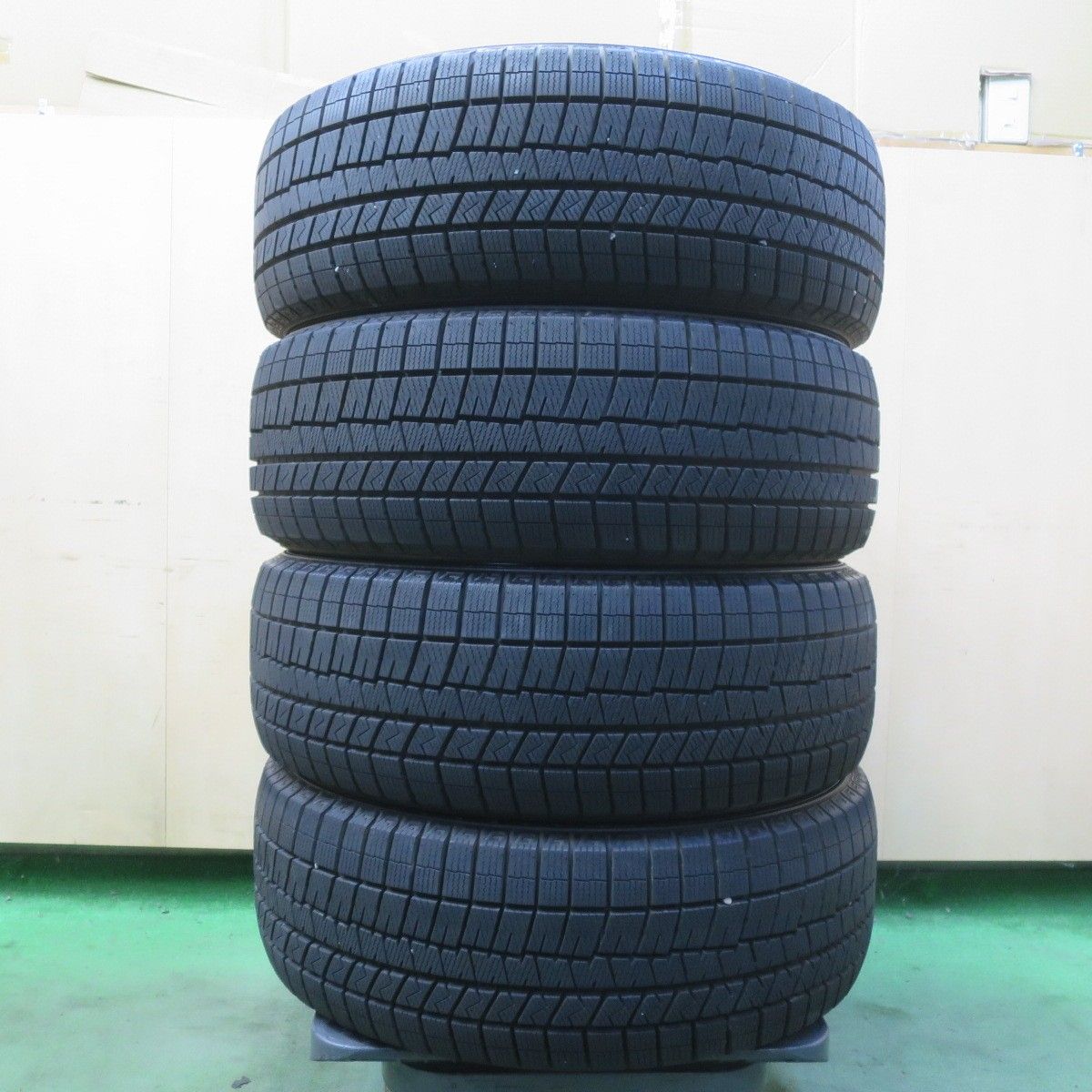 バリ溝！23年！9.5分以上★スタッドレス 205/55R17 ダンロップ ウインターマックス 03 WM03 タイヤ 17インチ キックス ノア ヴォクシー 等★6072809イスタ 32,370円