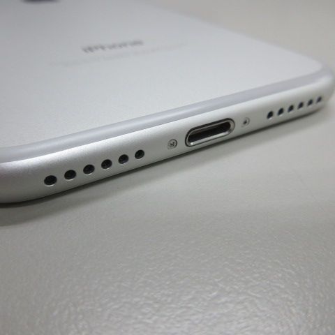 iPhone7 シルバー 128GB Apple アップル 動作確認済み アク