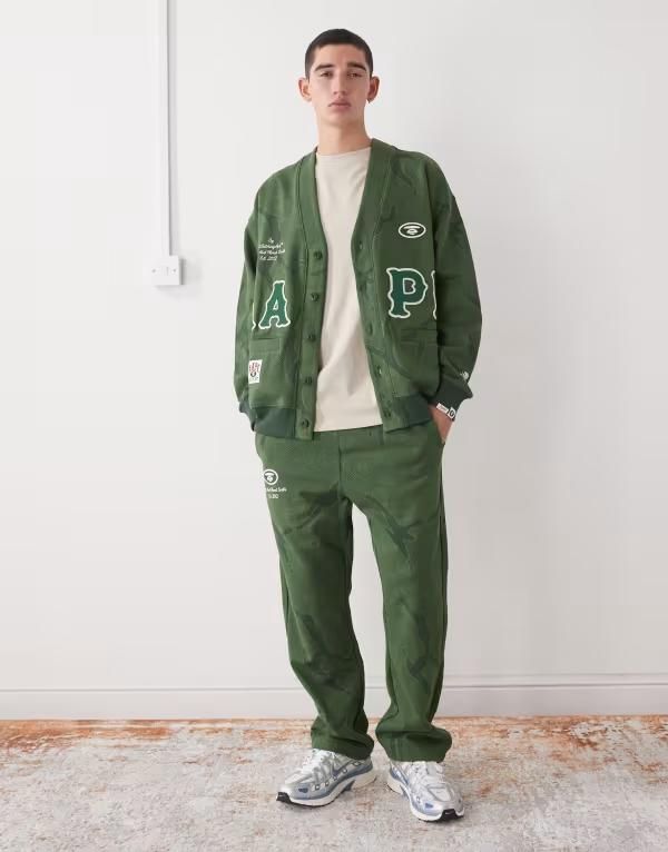 ベイシング エイプ メンズ ボトムス カジュアルパンツ スウェットパンツ Aape by A Bathing Ape loose fit sweatpants in dark green camo M 25,418円