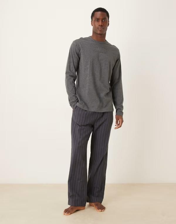 カルバンクライン メンズ ボトムス カジュアルパンツ Calvin Klein long sleeve top and pants pajama set in charcoal チャコール 22,260円