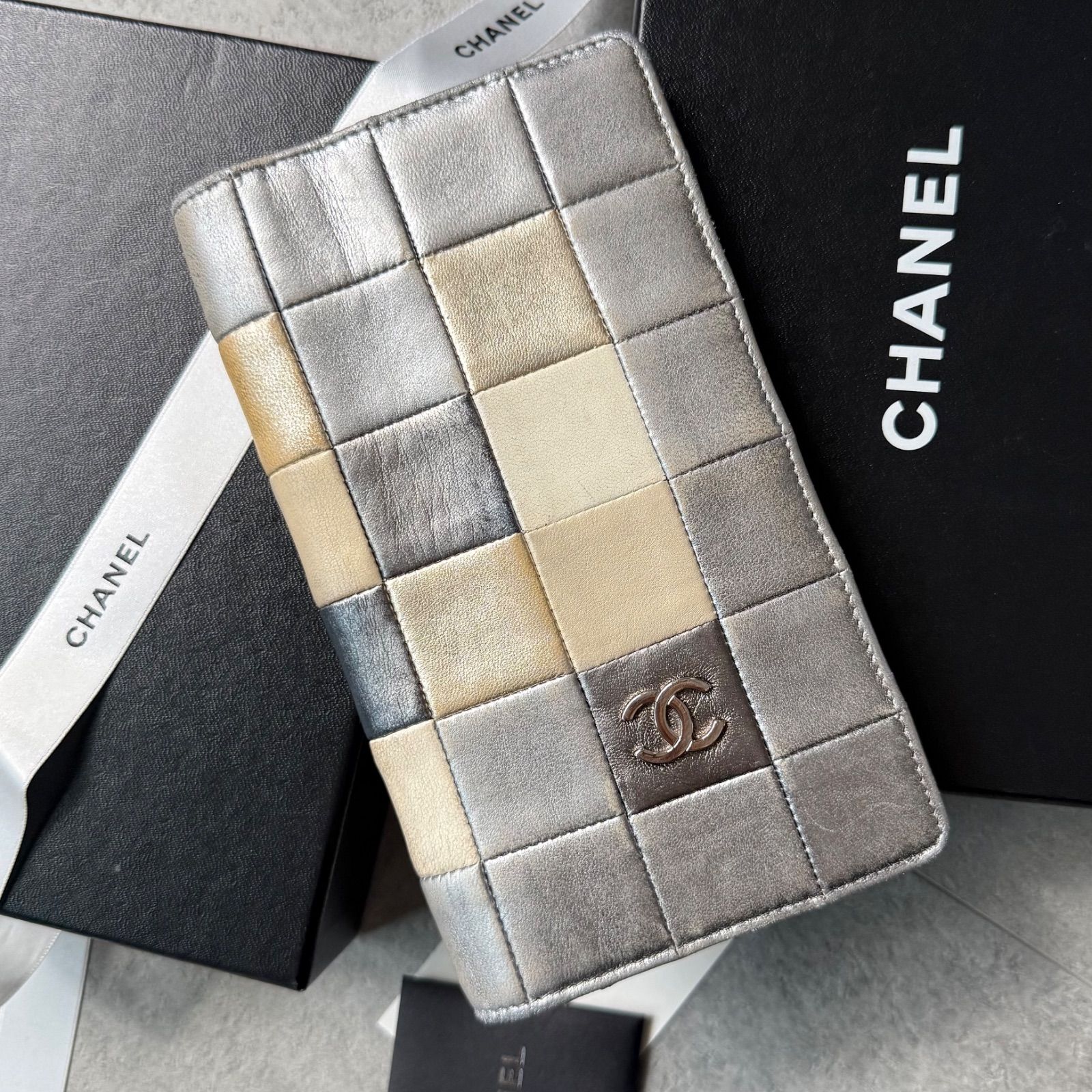 CHANELシャネル マトラッセ チョコバー ラムスキン シルバー 二つ折り長財布 ココマーク キルティング