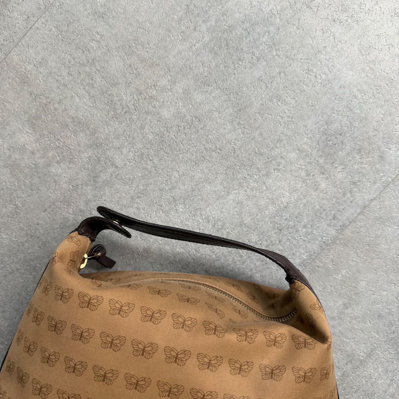 https://assets.mercari-shops-static.com/-/large/plain/2JUrS8SB4yGEmDWHshjHnd.jpg@jpg