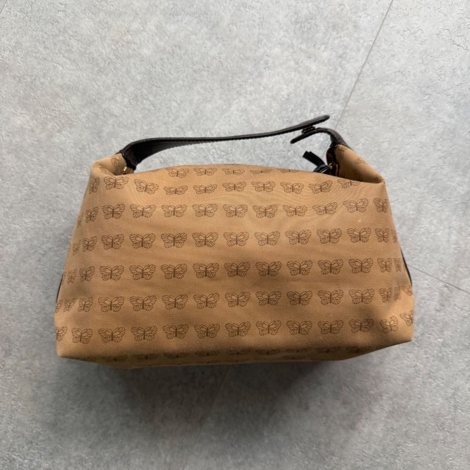 https://assets.mercari-shops-static.com/-/large/plain/2JUrS8SQy28KGemCKbdrTo.jpg@jpg