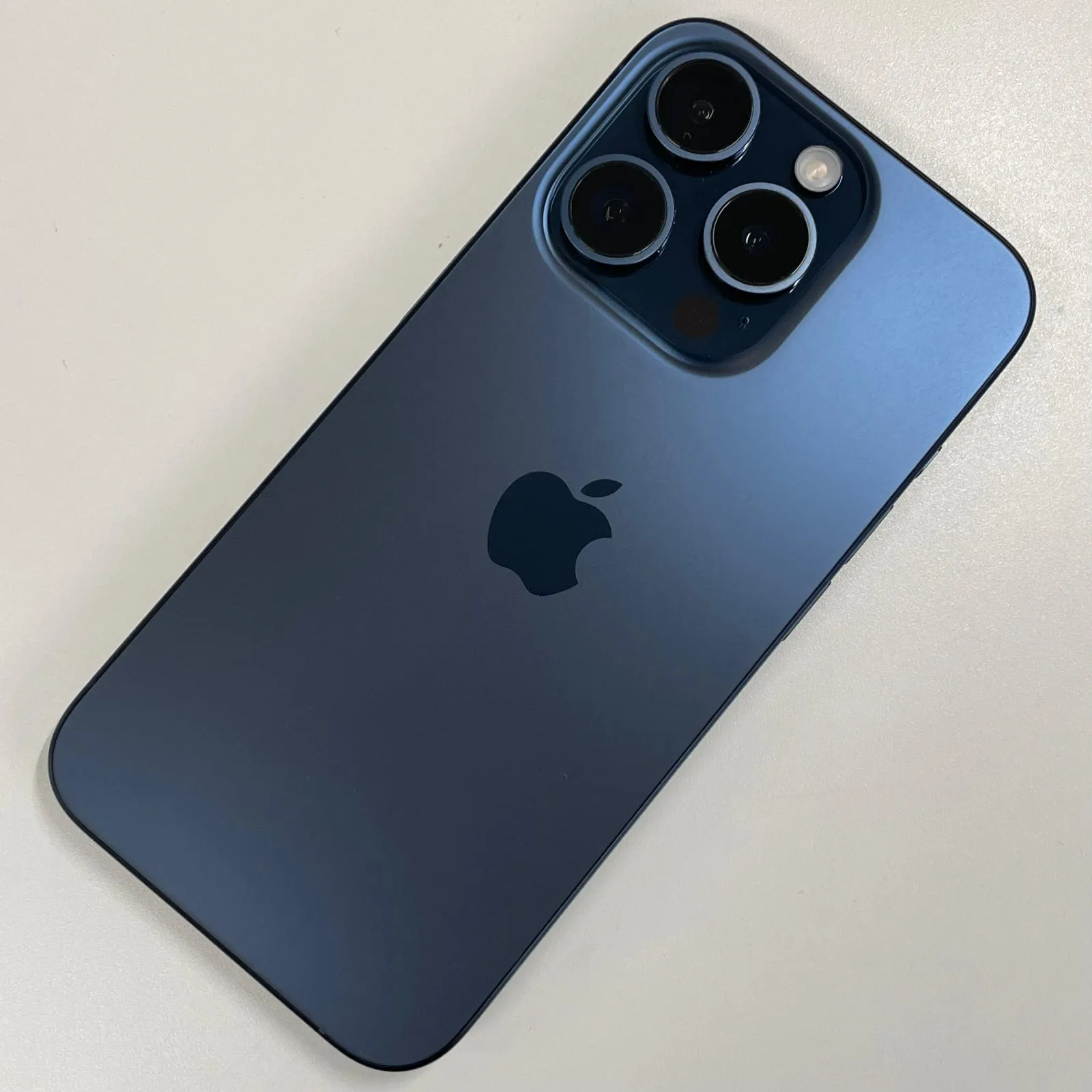 SIMフリー iPhone 15 Pro 256GB ブルーチタニウム 中古・整備済製品｜m