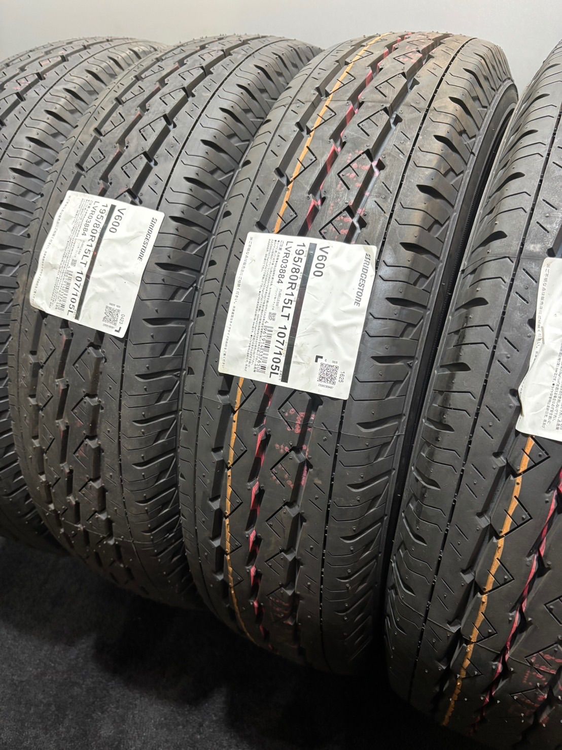 ★新品 未使用品 195/80R15 107/105L LT BRIDGESTONE/V600 23年/25年製 夏タイヤ サマータイヤ 4本 ハイエース キャラバン (2-M897) 29,900円
