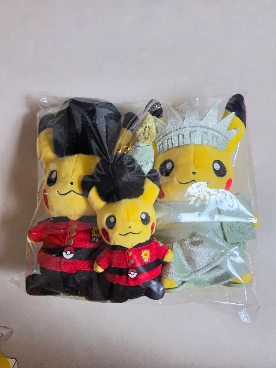 イギリス ピカチュウ ぬいぐるみ 中型 キーホルダー セット ポケットモンスター ぬいぐるみ
