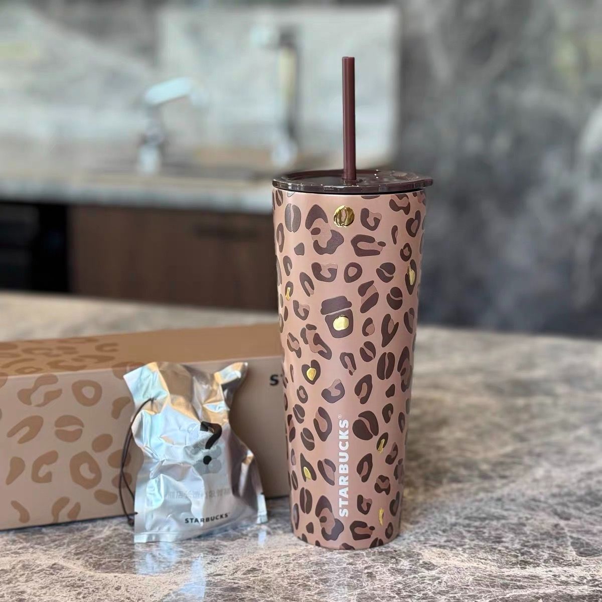 【新作】Starbucks スターバックス 中国限定 レオパード柄 ステンレスタンブラー 845ml ストロー付き ランダムベアストローチャーム