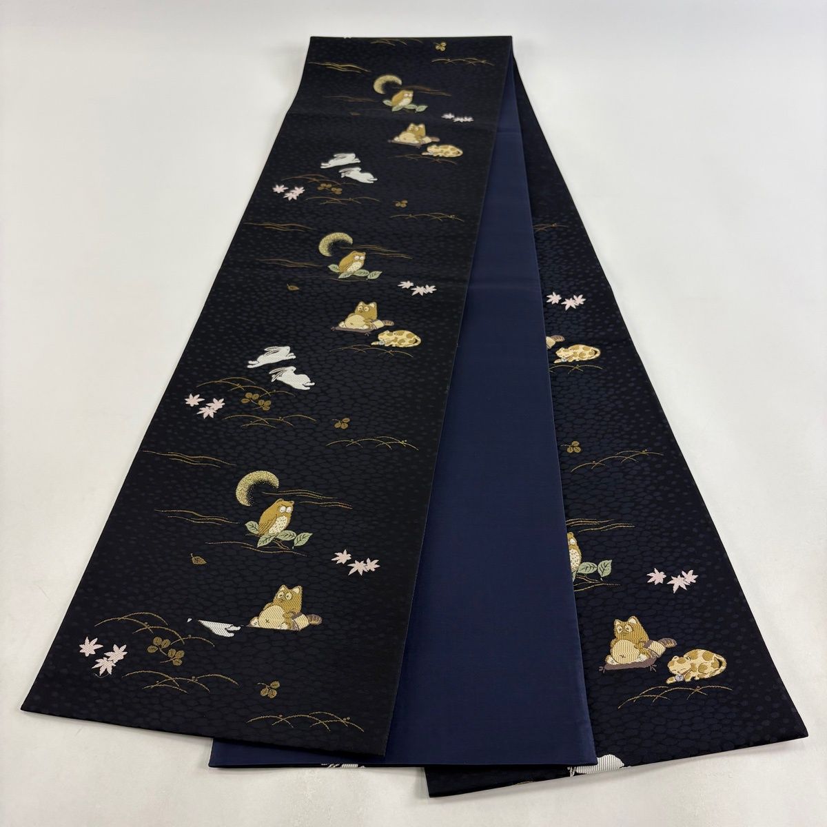 【美品】 袋帯 逸品 フクロウと月 狸と猫 箔 濃紺 六通 正絹 【中古】 【美品】 袋帯 逸品 フクロウと月 狸と猫 箔 濃紺 六通 正絹 【中古】