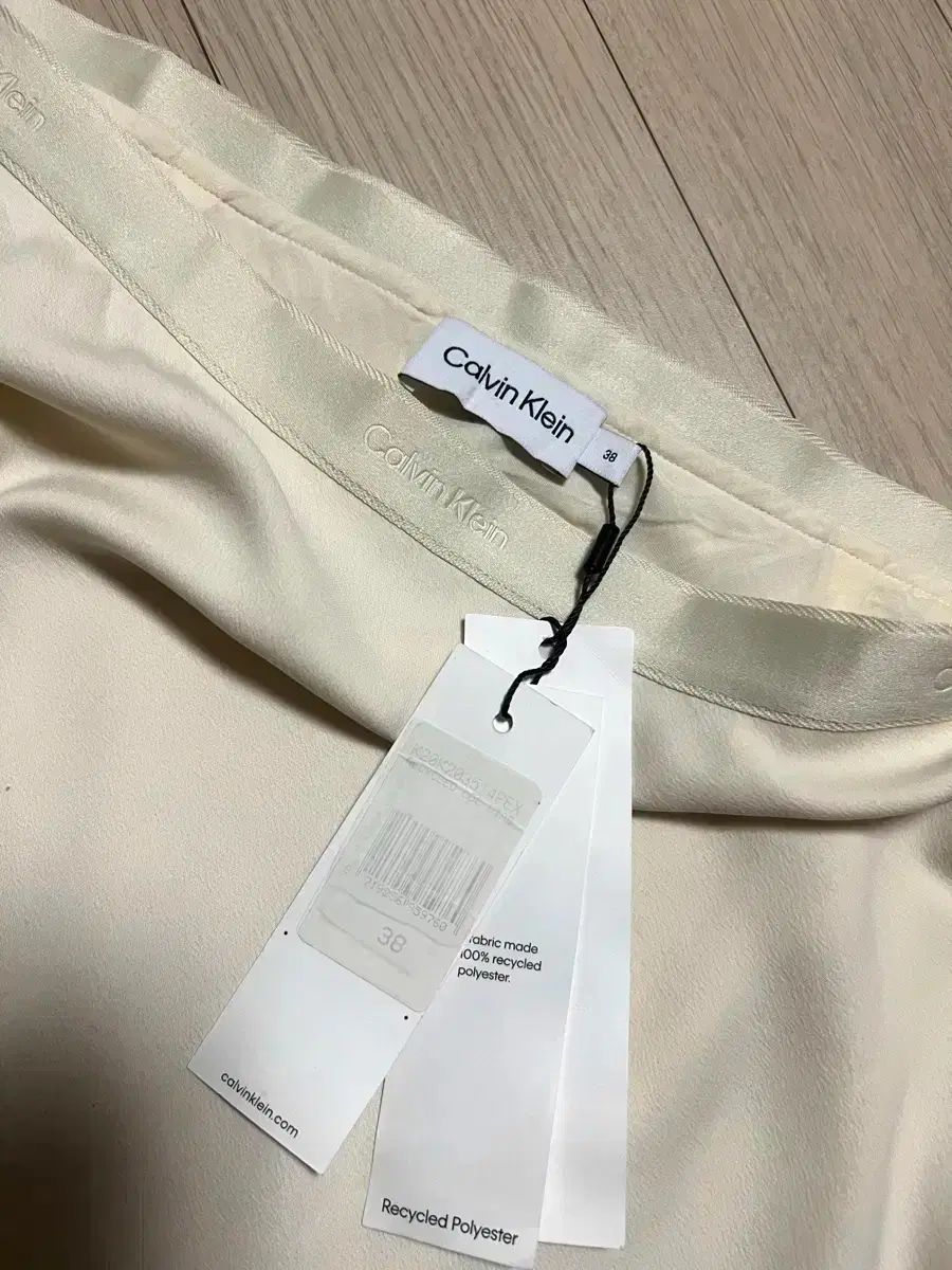 新品)Calvin Klein CK 24ss サテン スカート ロゴ ウェスト アイボリー シルキー ロング丈
