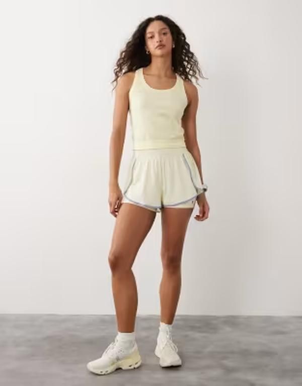 スウェッティベティ レディース ボトムス ハーフパンツ・ショーツ ショートパンツ コントラスト Sweaty Betty 2in1 multitraining shorts in yellowith 25,760円