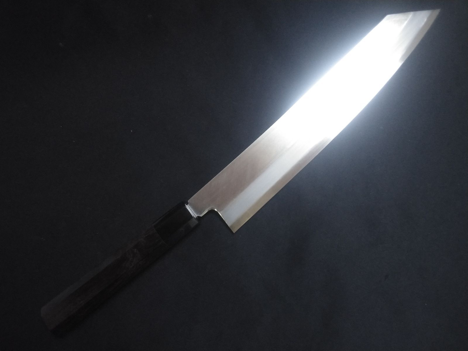 城山刃物製作所(堺業務用刃物メーカー直売)九寸　切付け型和牛刀(しのぎ筋あり、両刃)　青二鋼　木戸仕上げ　黒檀八角水牛柄