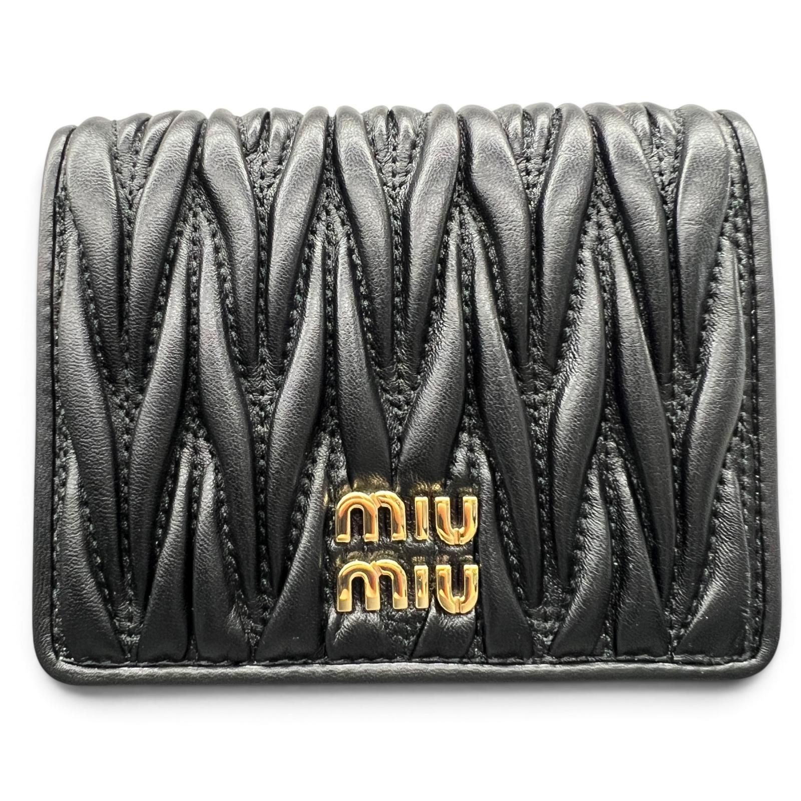MIUMIU 展示品級美品 ミュウミュウ MATELASSE マテラッセ 二つ折り財布 5MV024 ICチップ確認済 レザー ブラック ロゴ コンパクトウォレット ミニ財布 miumiu SAランク 中古 鑑定済 ミュウミュウ財布 47,880円