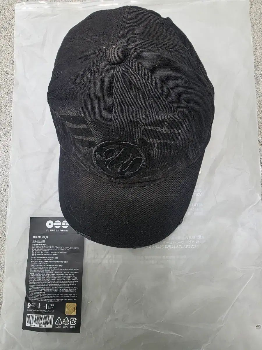BTSワールドツアー公式グッズ、ブラックカラーのベースボールキャップ