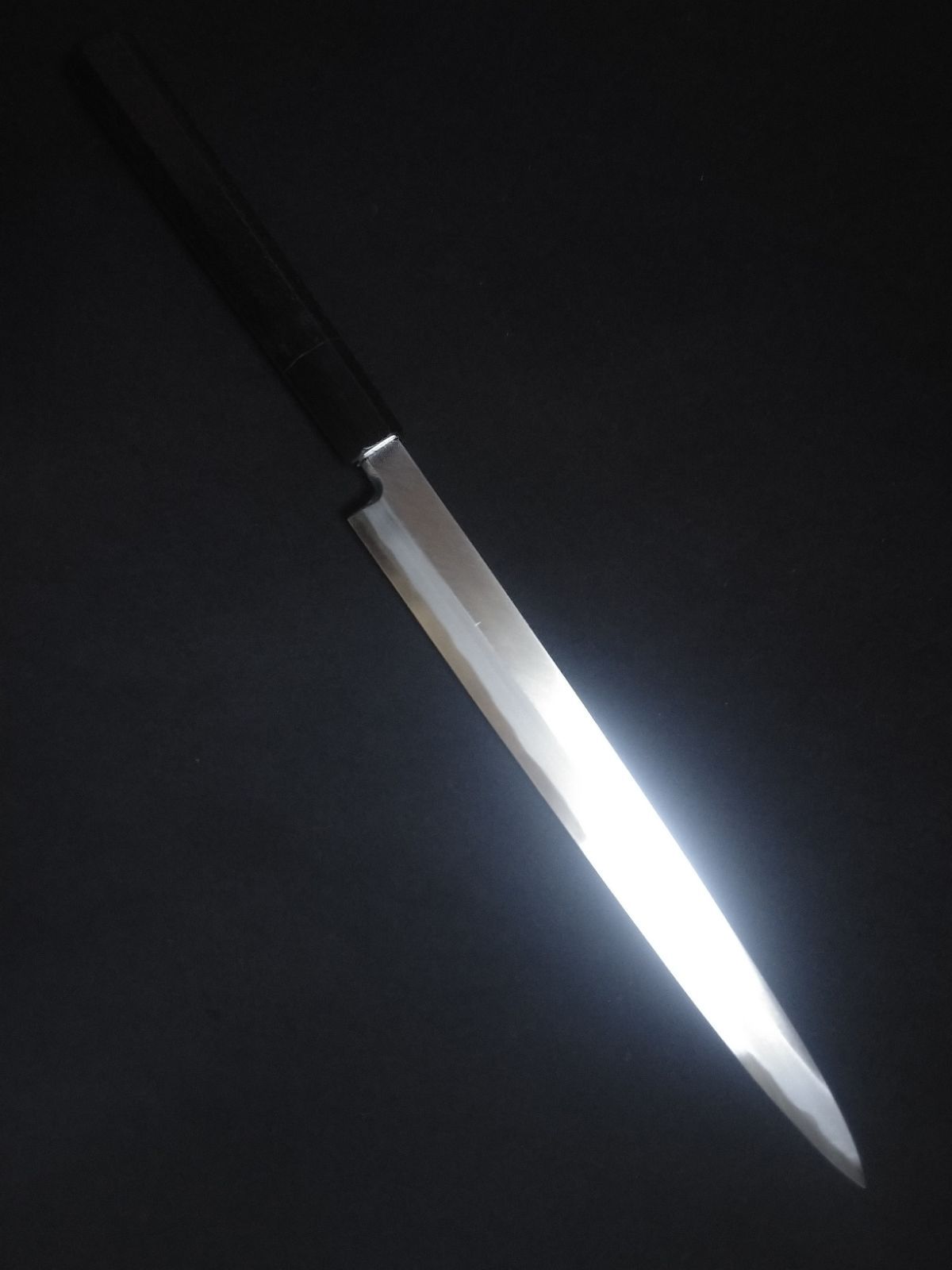 城山刃物製作所(堺業務用刃物メーカー直売)九寸　フグ引き　青二鋼　木戸仕上げ　黒檀八角水牛柄(口輪の水牛は白黒選択可)