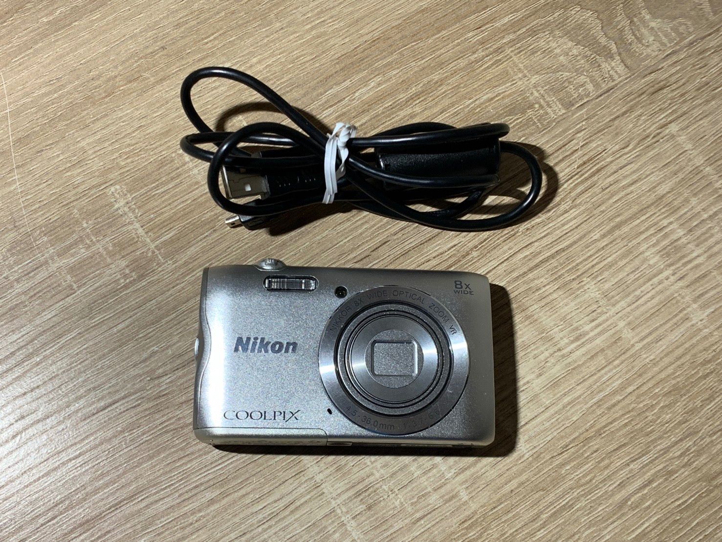 2629 Nikon COOLPIX A300 シルバー 美品 動作確認済み デジカメ【ネ】