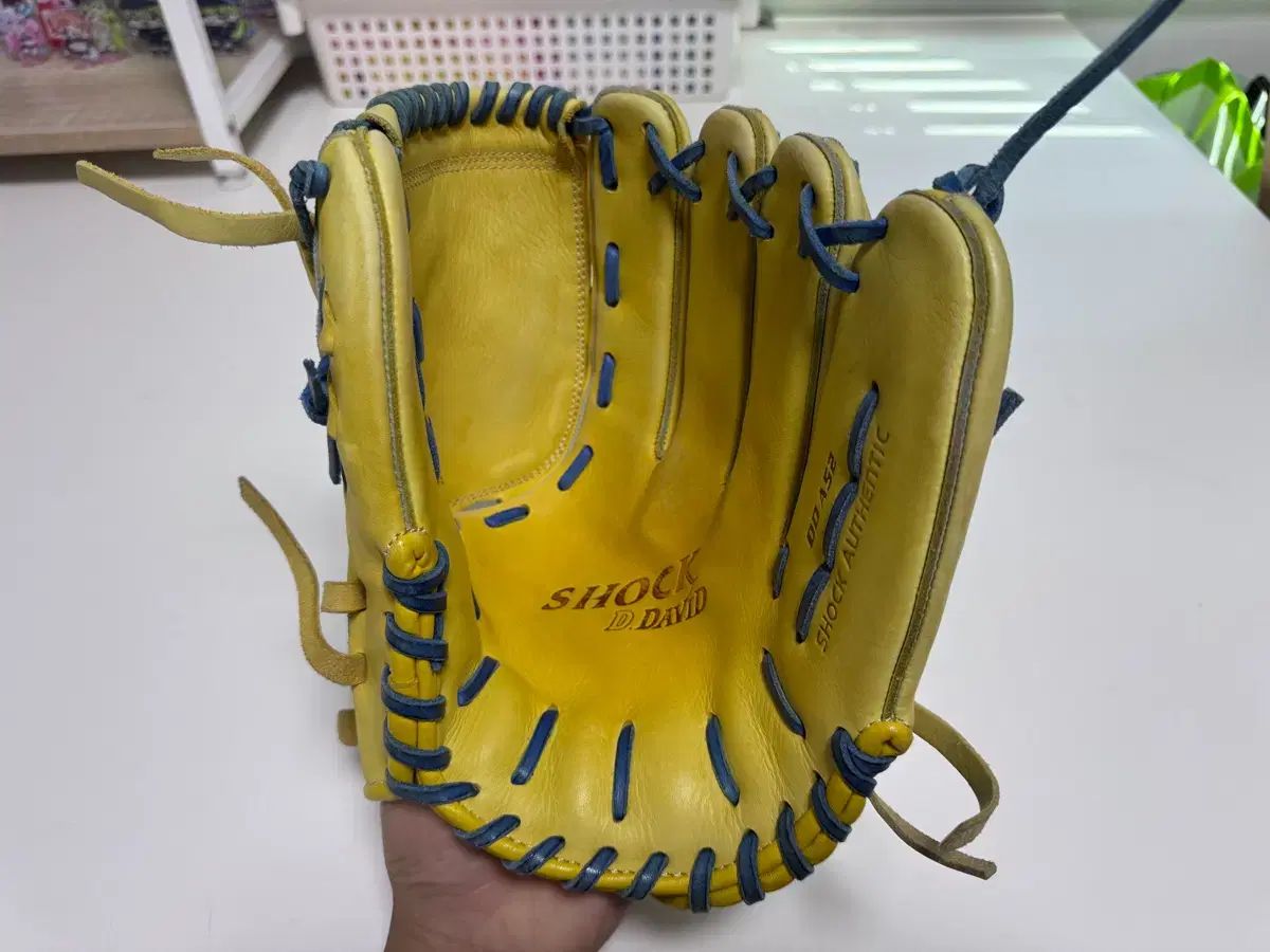 ダビド ウギュミン モデル 投手用グローブ