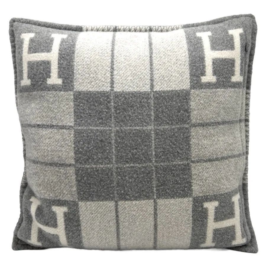 HERMES エルメス アヴァロンⅢ PM クッション Hロゴ グレー リビング HERMES エルメス アヴァロンIII｡ PM クッション Hロゴ グレー リビング