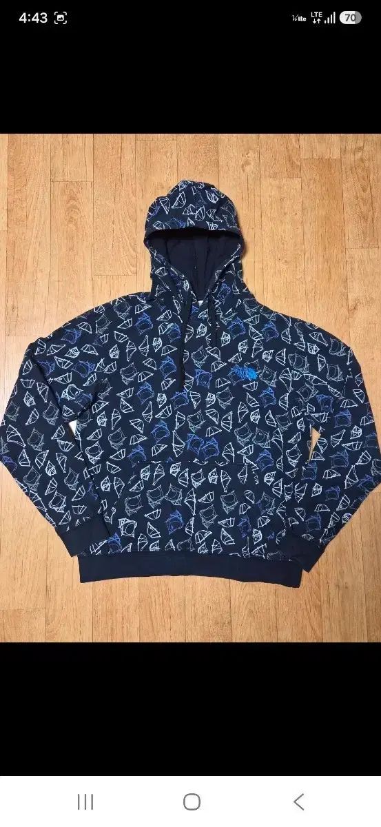 (正規品/ほぼ新品) THE NORTH FACE ザノースフェイス 独特なパータンのブラック フーディー Tシャツ 100
