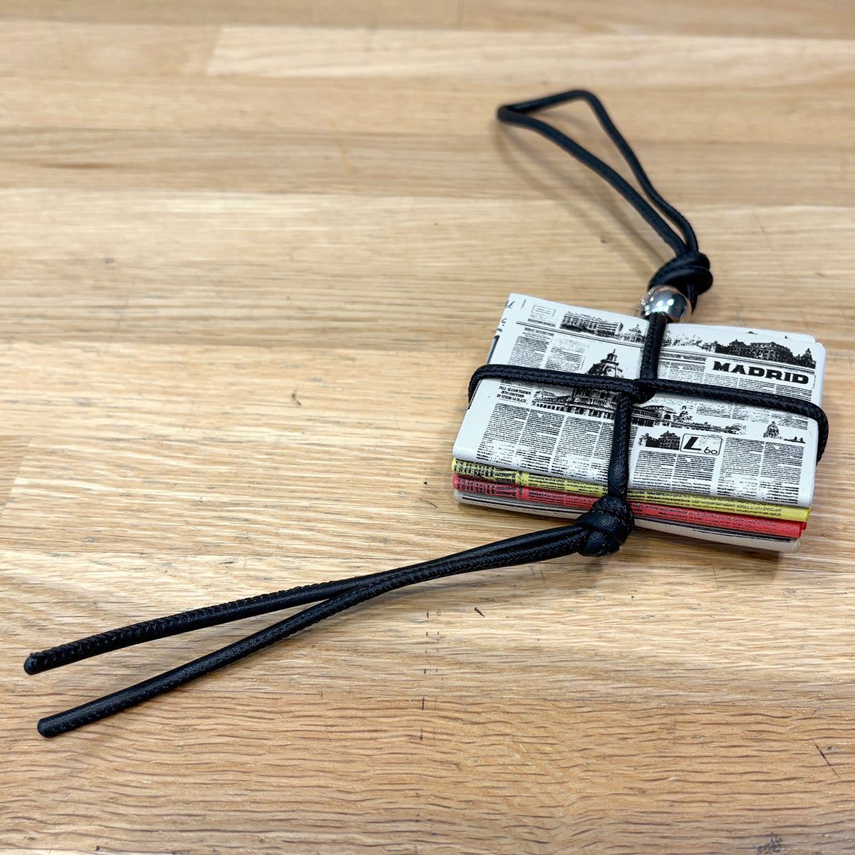 新品同様 ロエベ アナグラム ニュースペーパー バッグチャーム レザー ブラック CCFC232X44 15850