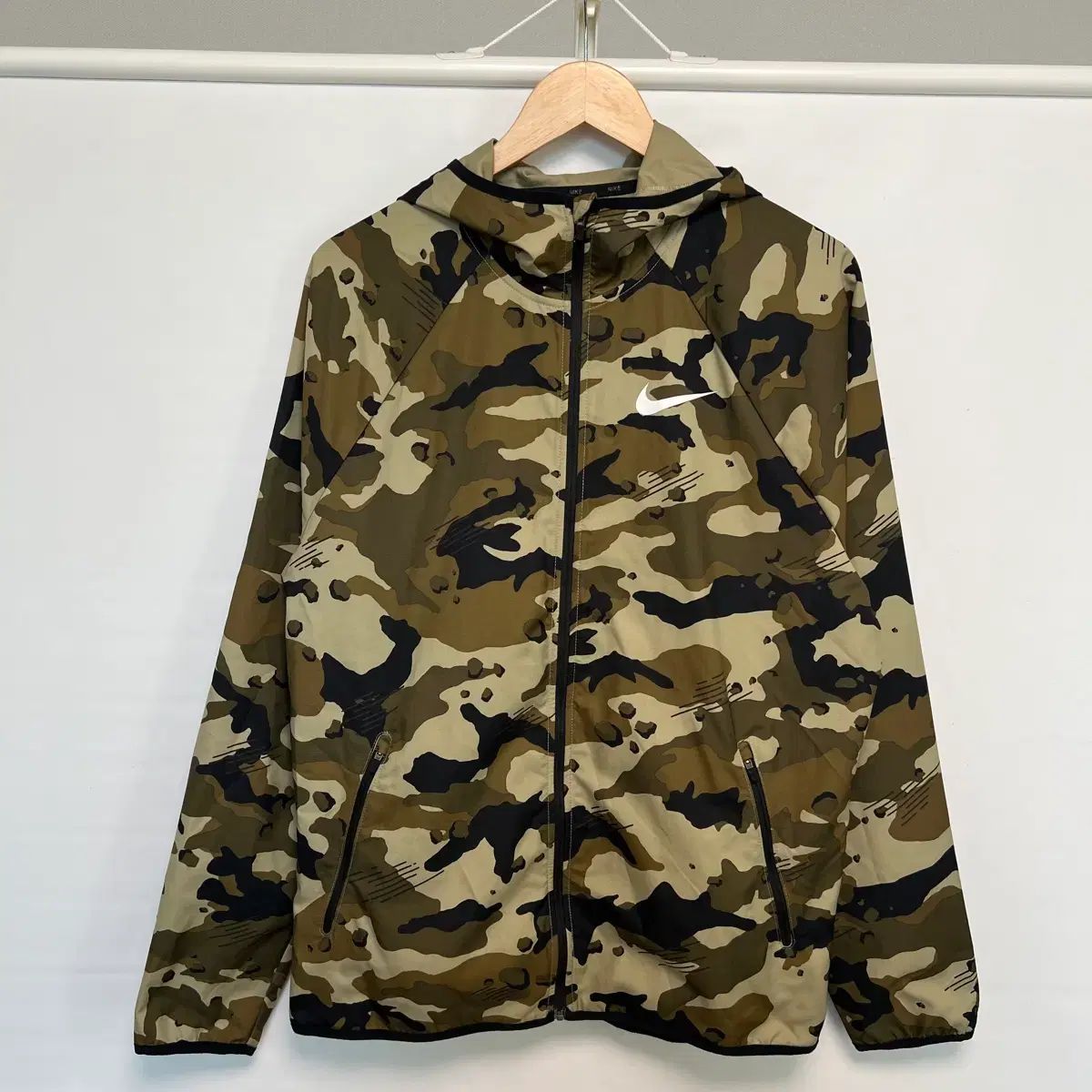 正規品/L NIKE ナイキ スウッシュ ドライフィット カモ ミリタリー ウィンドブレーカー