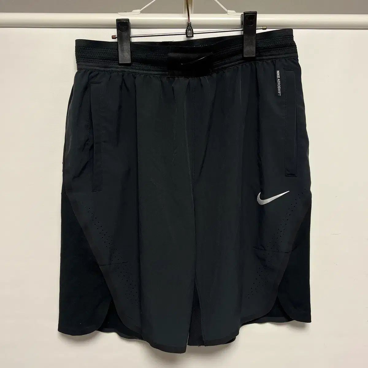 正規品/L NIKE ナイキ エアロスイフト ランニング スウッシュ ブラック ハーフパンツ ショーツ