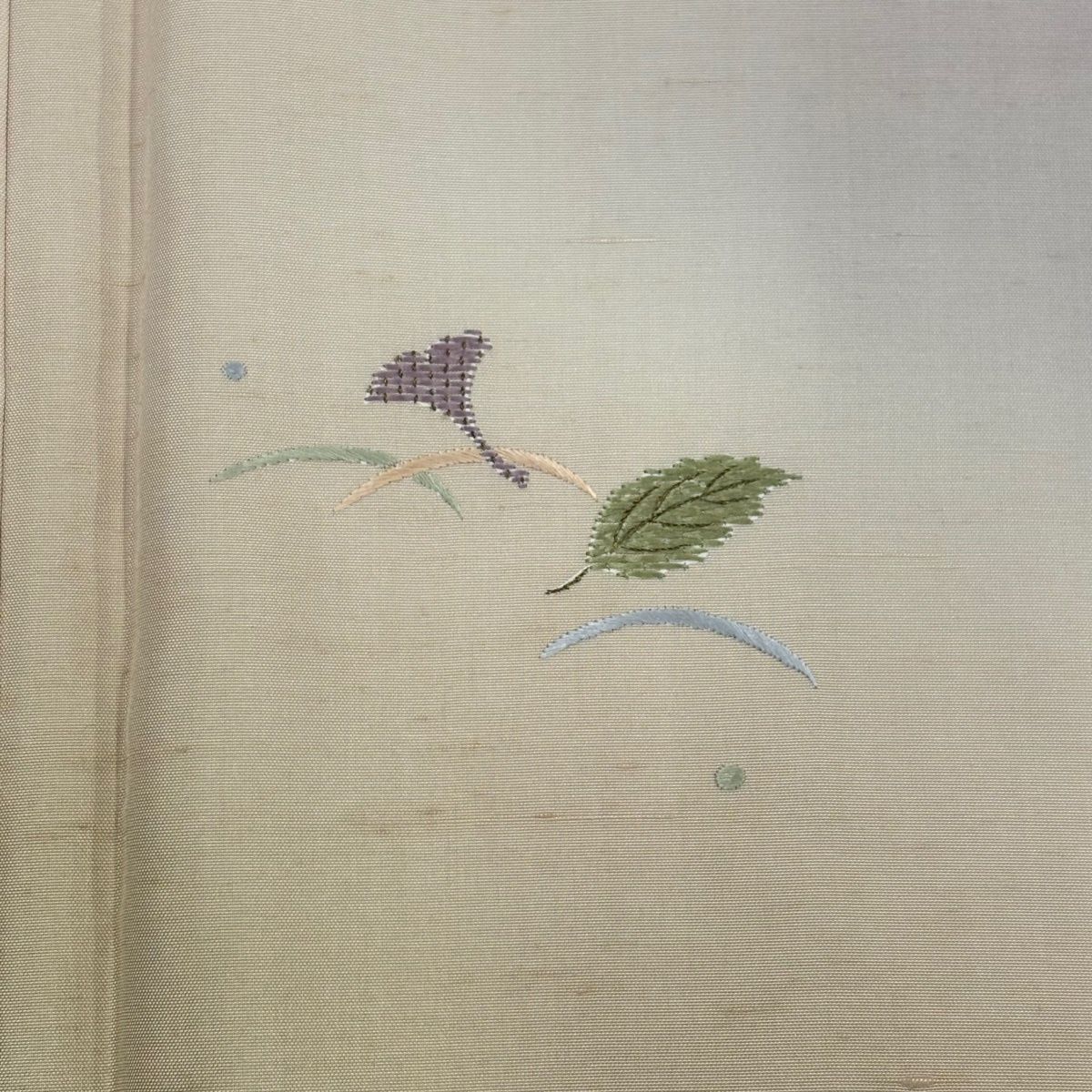 付下げ 身丈157cm 裄丈63cm S 袷 小糸敏 だるま紬地 落款 葉 露芝 刺繍 金糸 灰紫 正絹 名品 【中古】 付下げ 身丈157cm 裄丈63cm S 袷 小糸敏 だるま紬地 落款 葉 露芝 刺繍 金糸 灰紫 正絹 名品 【中古】