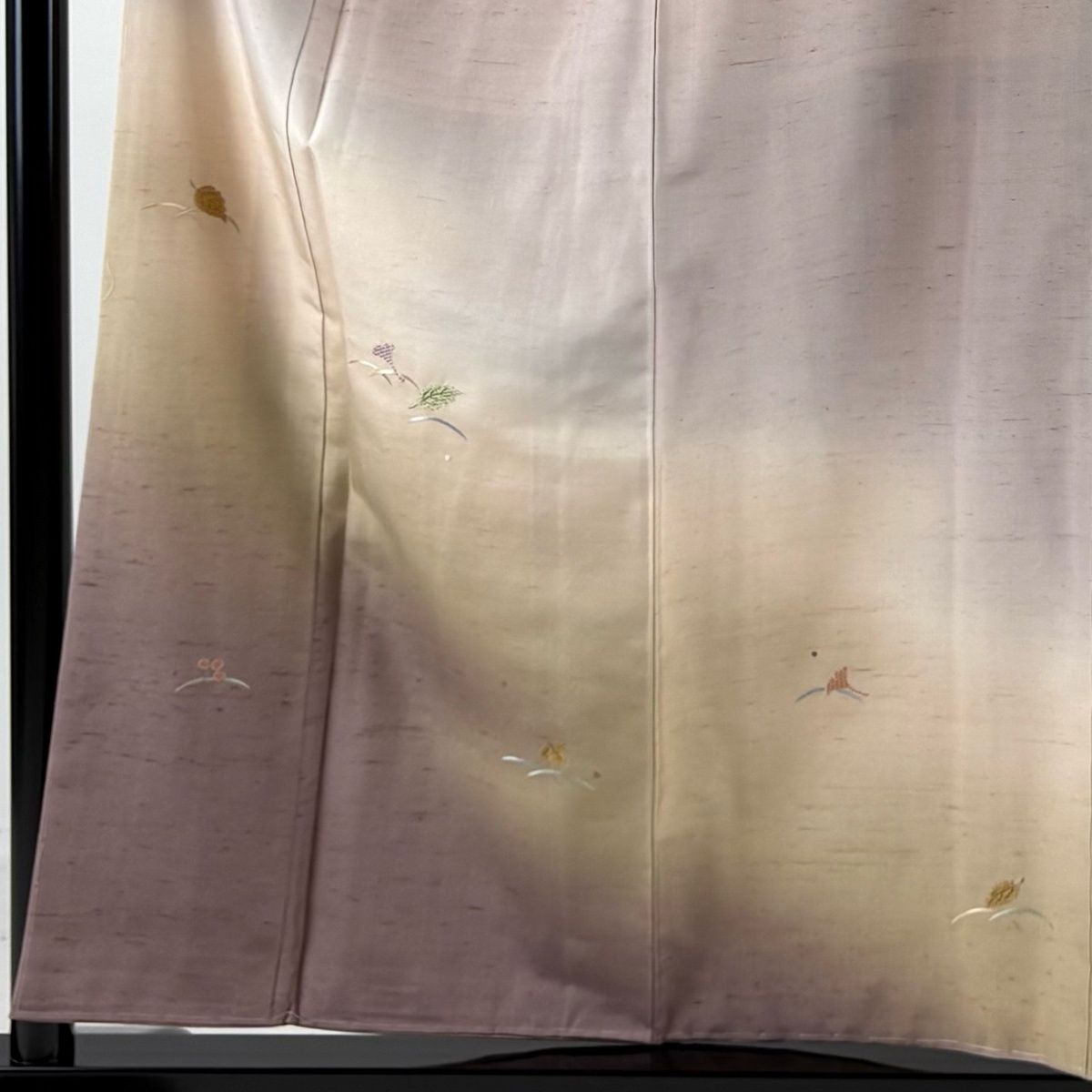 付下げ 身丈157cm 裄丈63cm S 袷 小糸敏 だるま紬地 落款 葉 露芝 刺繍 金糸 灰紫 正絹 名品 【中古】 付下げ 身丈157cm 裄丈63cm S 袷 小糸敏 だるま紬地 落款 葉 露芝 刺繍 金糸 灰紫 正絹 名品 【中古】