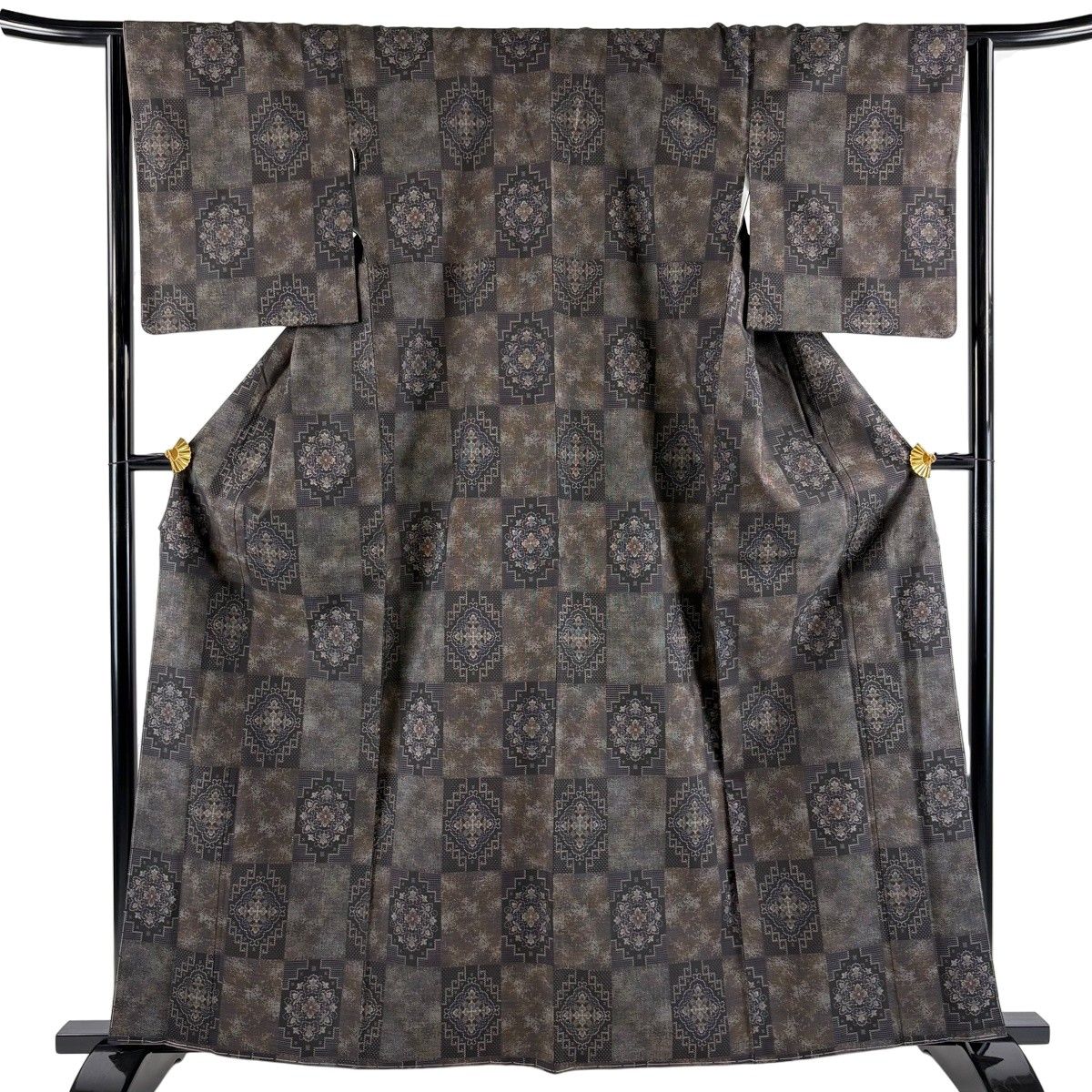 【美品】 大島紬 身丈162cm 裄丈64cm M 袷 純泥染 証紙 変わり市松 華文 焦茶色 正絹 名品 【中古】